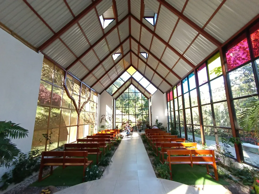 Una capilla con mariposario activo en su interior.